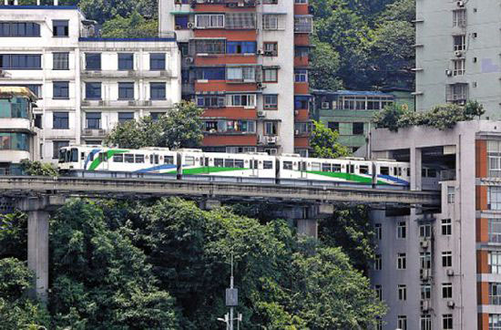 Проходящий через жилой дом поезд в Чунцине шокировал зарубежные СМИ