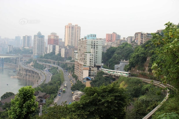 Проходящий через жилой дом поезд в Чунцине шокировал зарубежные СМИ