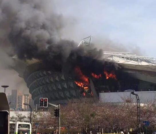 В Шанхае горит футбольный стадион "Хункоу"