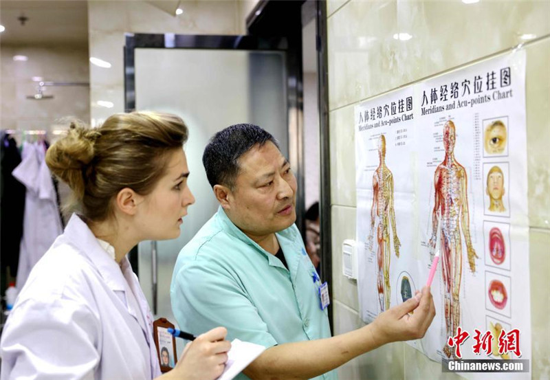 Француженка изучает китайскую медицину в Китае
