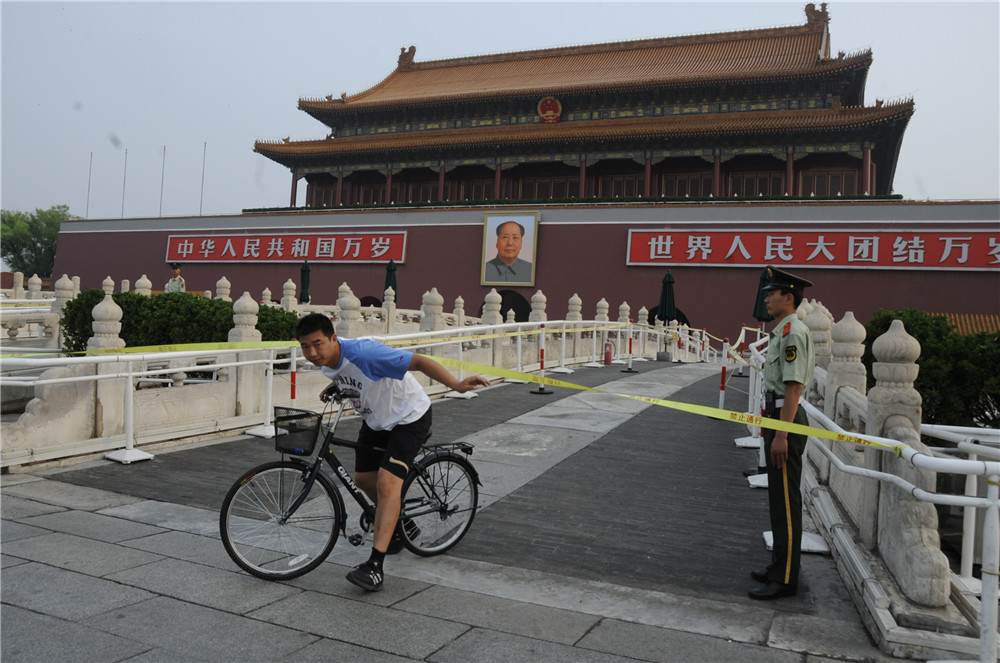 "Пост сдал - пост принял!" фото сделано во время индивидуальной туристической поездки в КНР в июне 2010 года