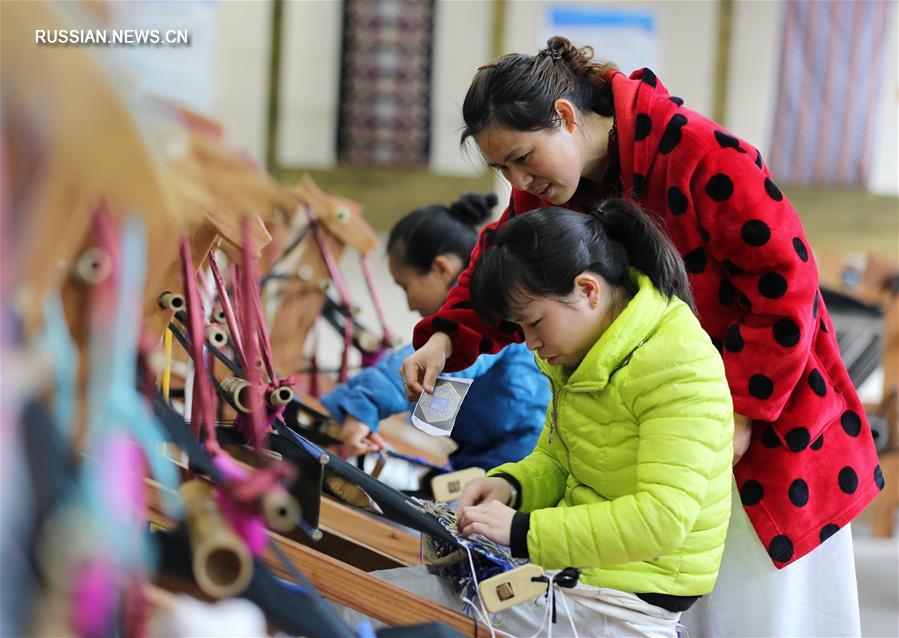 В Чжанцзяцзе сохраняют и развивают традиционное парчовое ткачество народности туцзя