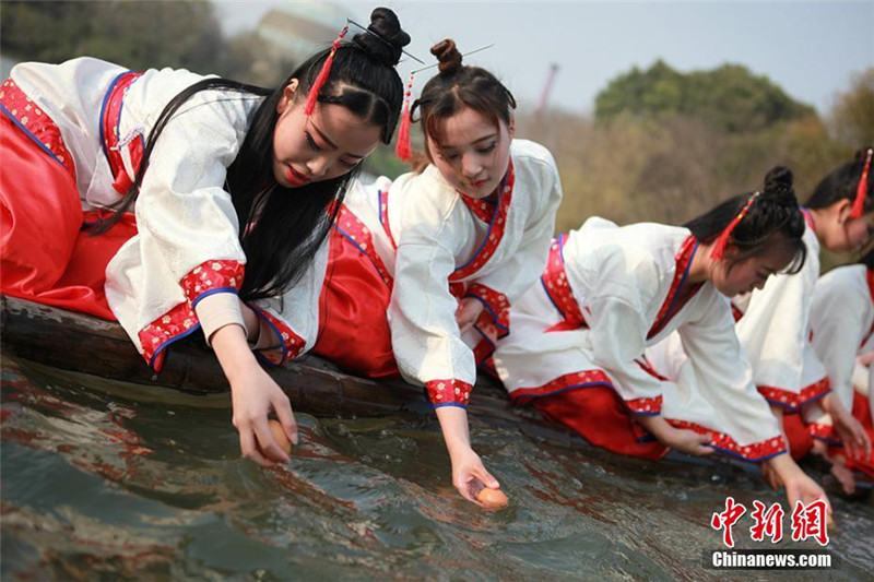 Девушки отметили традиционный праздник «Шансы» в провинции Цзянсу