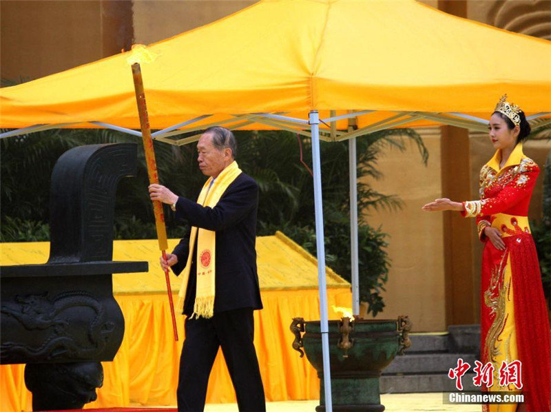 Китайцы поклонились императору Хуан в городе Синьчжэн