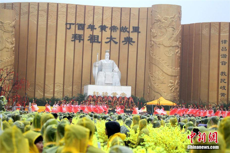 Китайцы поклонились императору Хуан в городе Синьчжэн