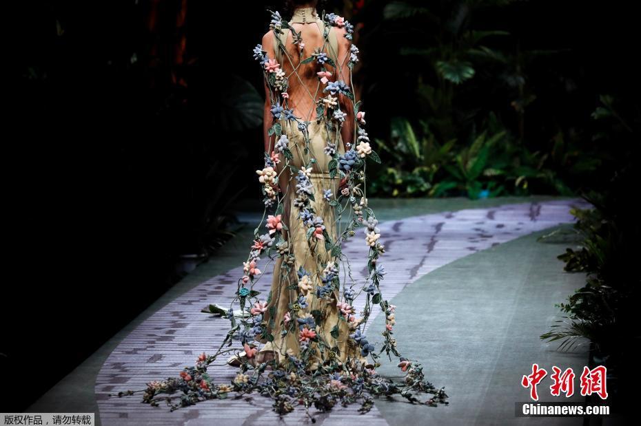 На китайской Неделе моды прошел показ свадебных платьев на тему “суккулентов” 