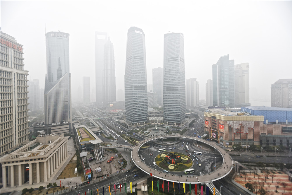 Туманное утро города Шанхай