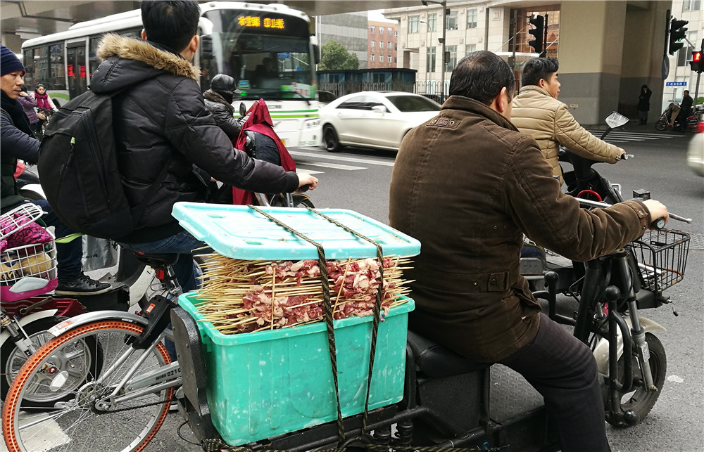 10 января 2017 года, Шанхай, вот таким образом перевозят шашлык в Китае.☺