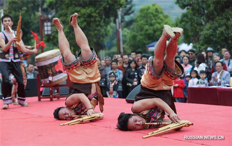 Конкурс исполнителей танца цзилушэн на мяоском празднике Шаньхуацзе