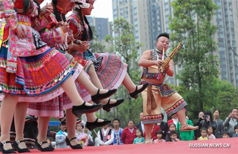 Конкурс исполнителей танца цзилушэн на мяоском празднике Шаньхуацзе