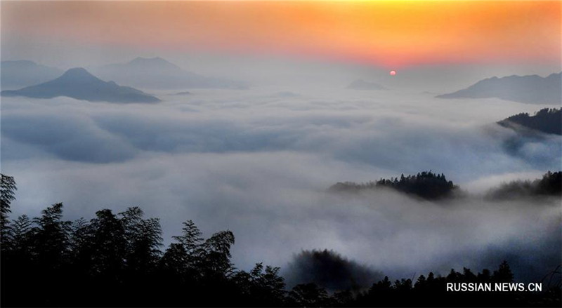 Бурлящее облачное море над горами Дабешань