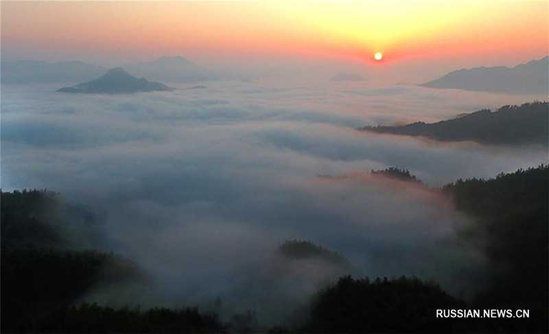 Бурлящее облачное море над горами Дабешань