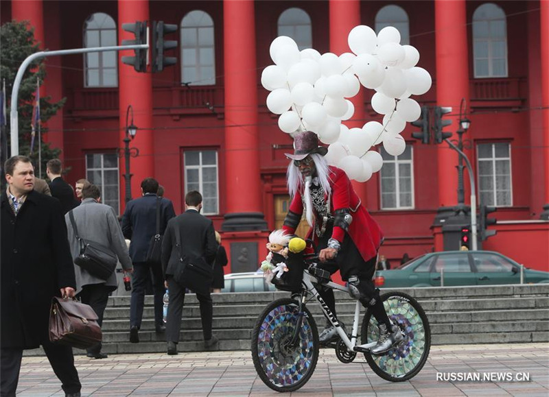 В День смеха в Киеве прошел костюмированный велопарад