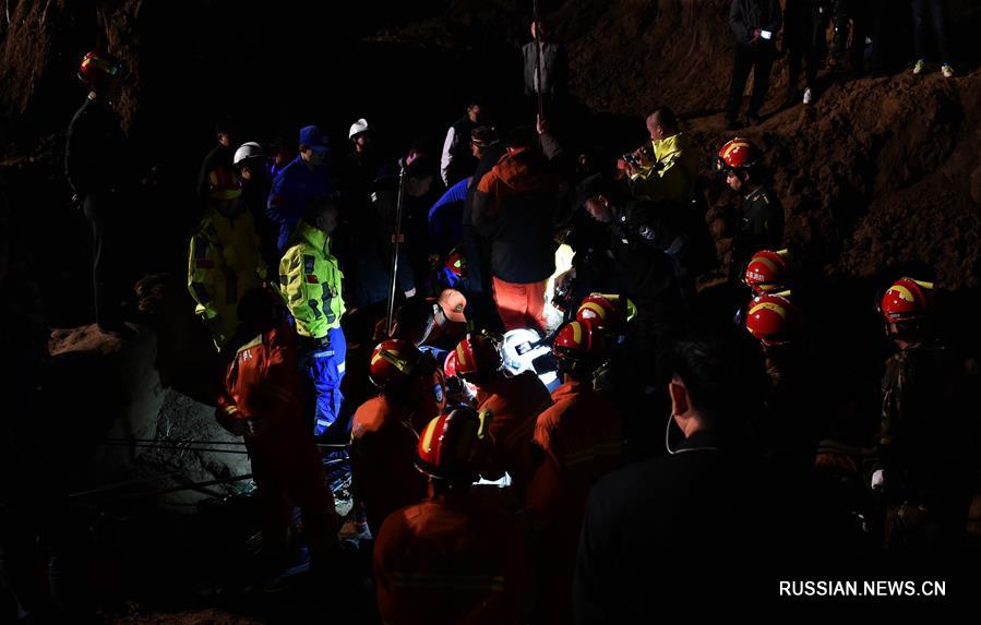 В Восточном Китае удалось спасти ребенка, упавшего в глубокий колодец