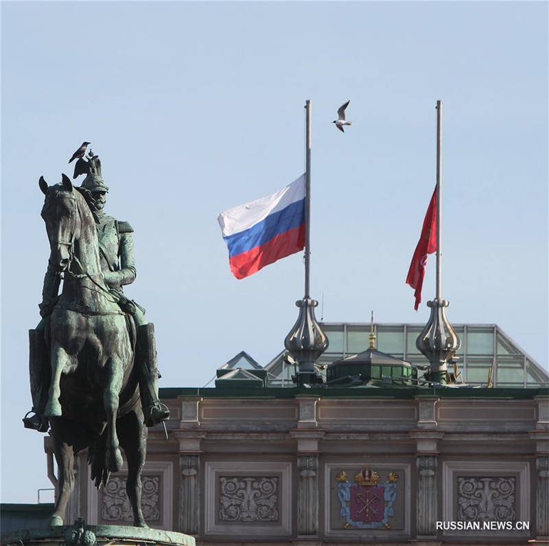 Из-за траура на зданиях в Петербурге приспущены флаги