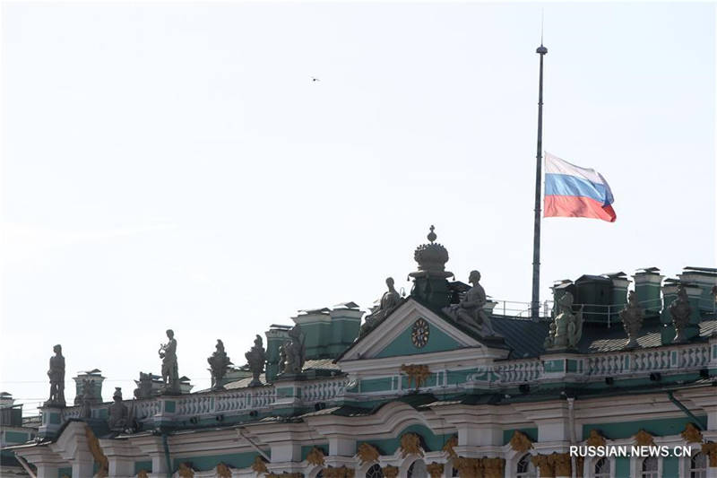 Из-за траура на зданиях в Петербурге приспущены флаги