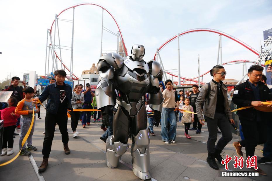 На пекинском фестивале робот NK01 пообщался с туристами