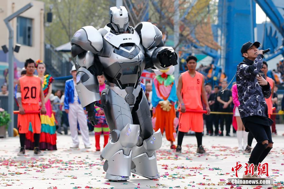 На пекинском фестивале робот NK01 пообщался с туристами