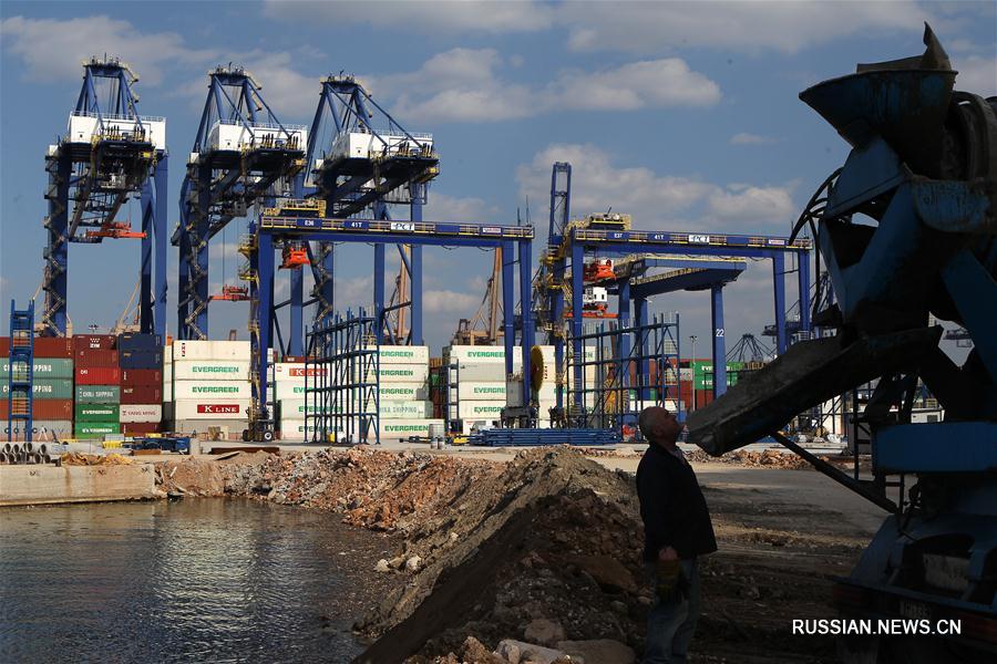 Греческий порт Пирей под управлением китайской компании COSCO