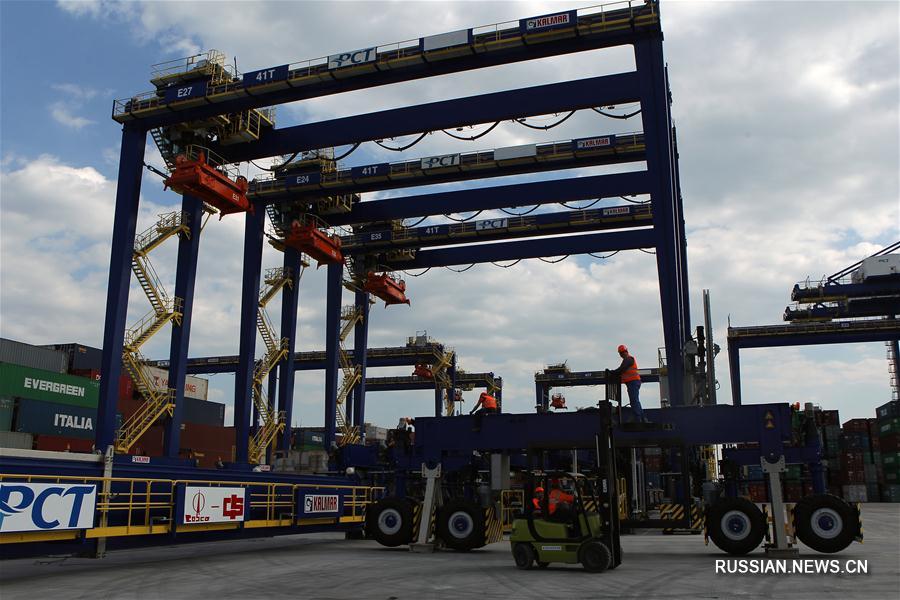 Греческий порт Пирей под управлением китайской компании COSCO