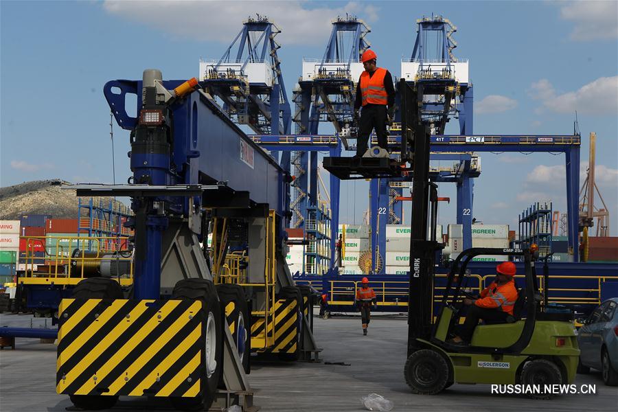 Греческий порт Пирей под управлением китайской компании COSCO