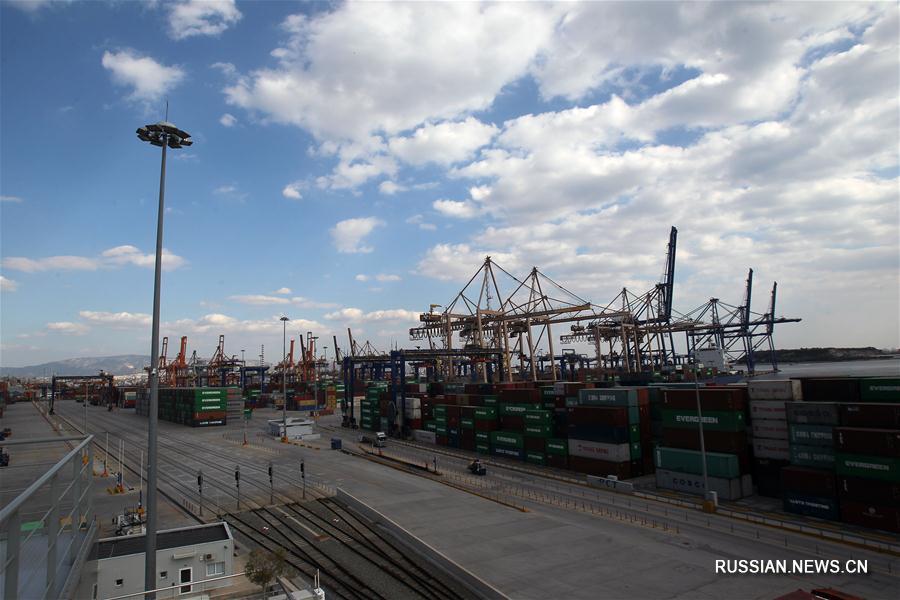 Греческий порт Пирей под управлением китайской компании COSCO