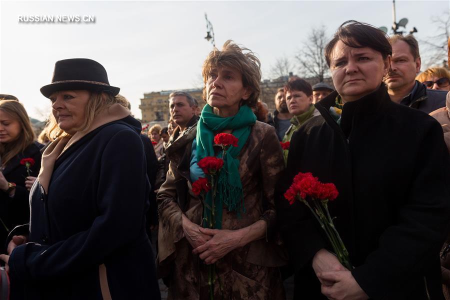 Москвичи почтили память жертв теракта в петербургском метро