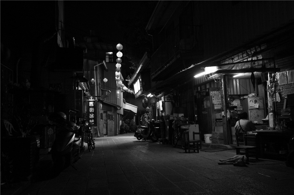 На фото: тихая улица поздним вечером в городе Тайнань(Тайвань), июль 2015г