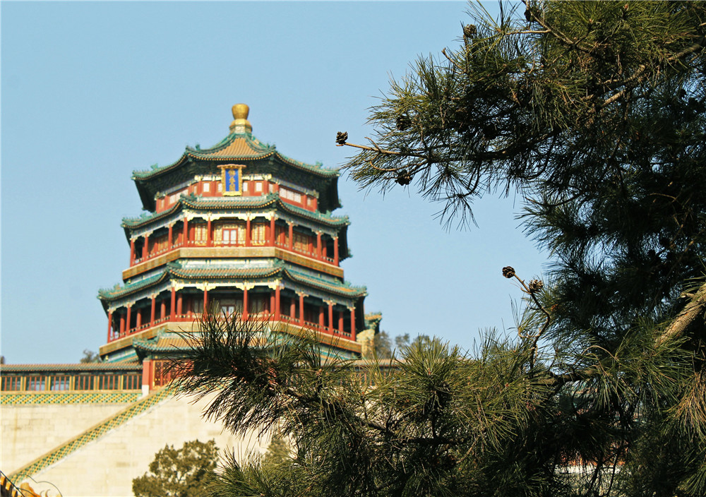Фото сделано в январе 2016 года, в парке Ихэюань, дворец Фосянгэ, Пекин. Китайская архитектура - это шедевр, отражающий историю, культуру и обычаи Китая, хранящий в себе тайны и загадки народа... 
