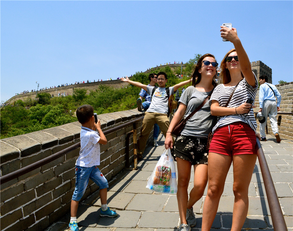 Великая Китайская Стена, секция Бадалин: Обязательное фото с Великой Стены! Иначе как доказать всем что ты там был). Фото сделано 28-го мая 2016г.