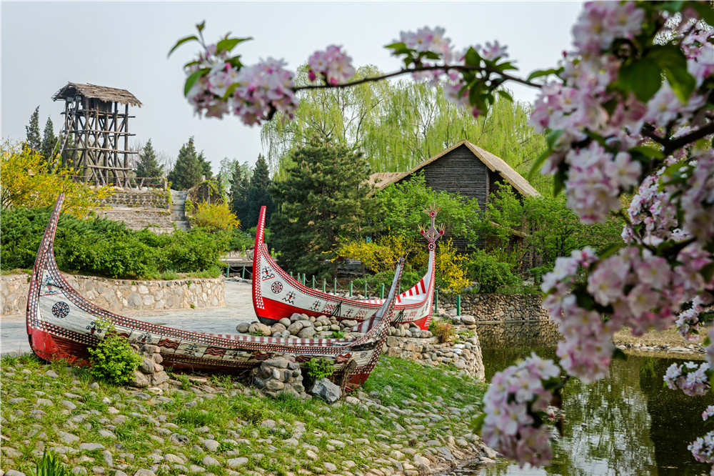  Фотография сделана в Пекине в апреле 2013 года. На снимке изображены драконьи лодки - символ одноименного Праздника.