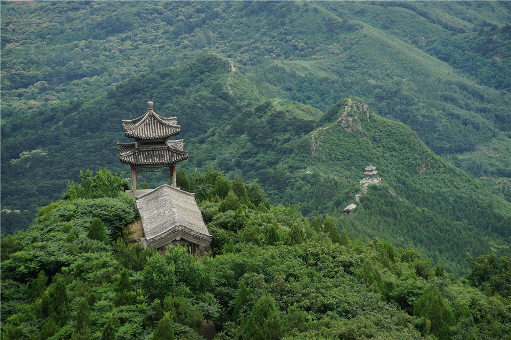 Фотография сделана в Пекине в июне 2013 года. Очень уединенное место. Бесконечные горы и небольшой храм.