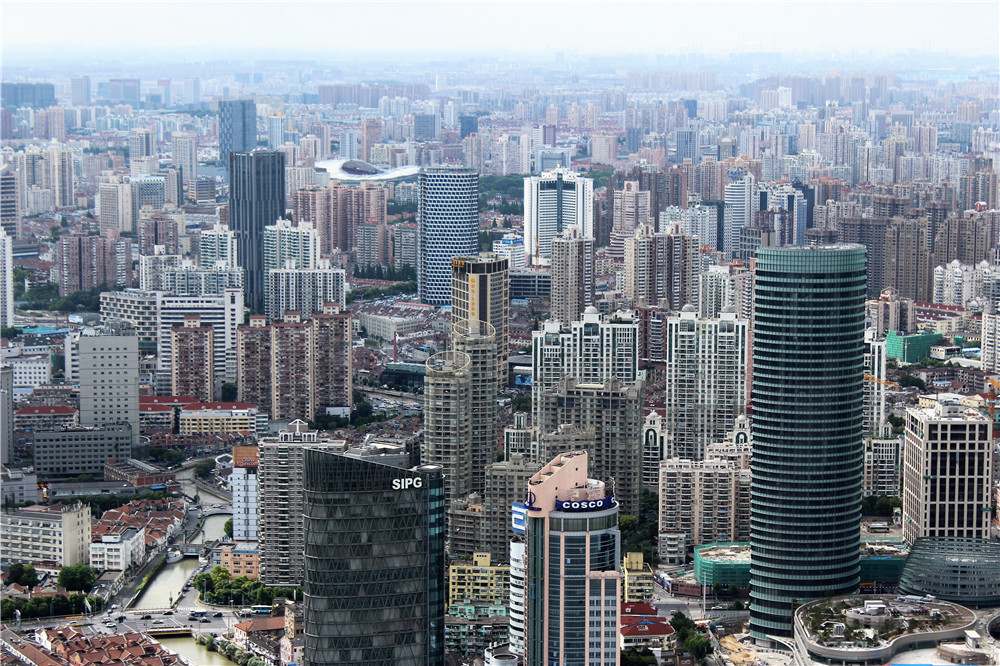 Данная фотография была сделана мною в 2016 году, когда я была на языковой стажировке в Шанхае. Фото сделано со смотровой площадки главной достопримечательности Шанхая- Жемчужины. Шанхай-это современный город небоскребов, что мне безумно нравится. 