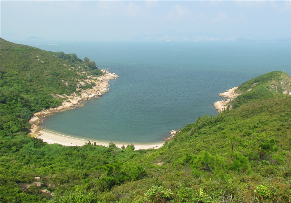 фото: остров ЧунгЧау, Гонконг, одна из бухт.  2013 год