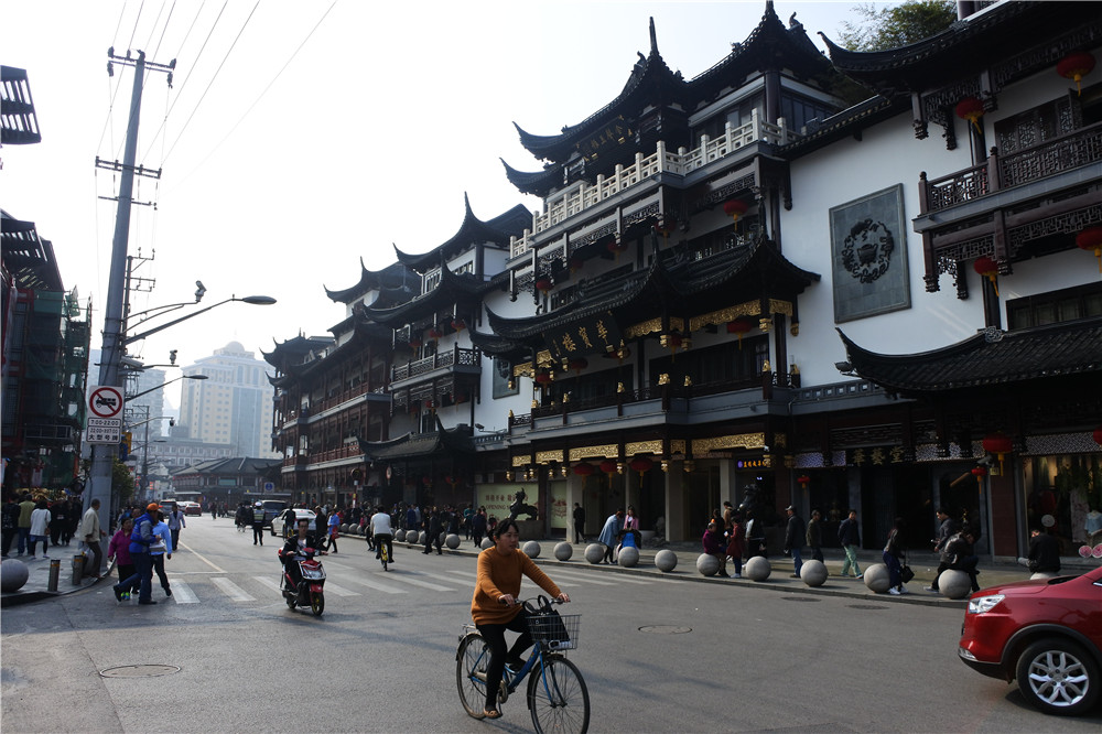  Шанхай, 29 марта 2017 г. Старая часть города - китайский кварта, внутри которого спрятан "Сад Радости".