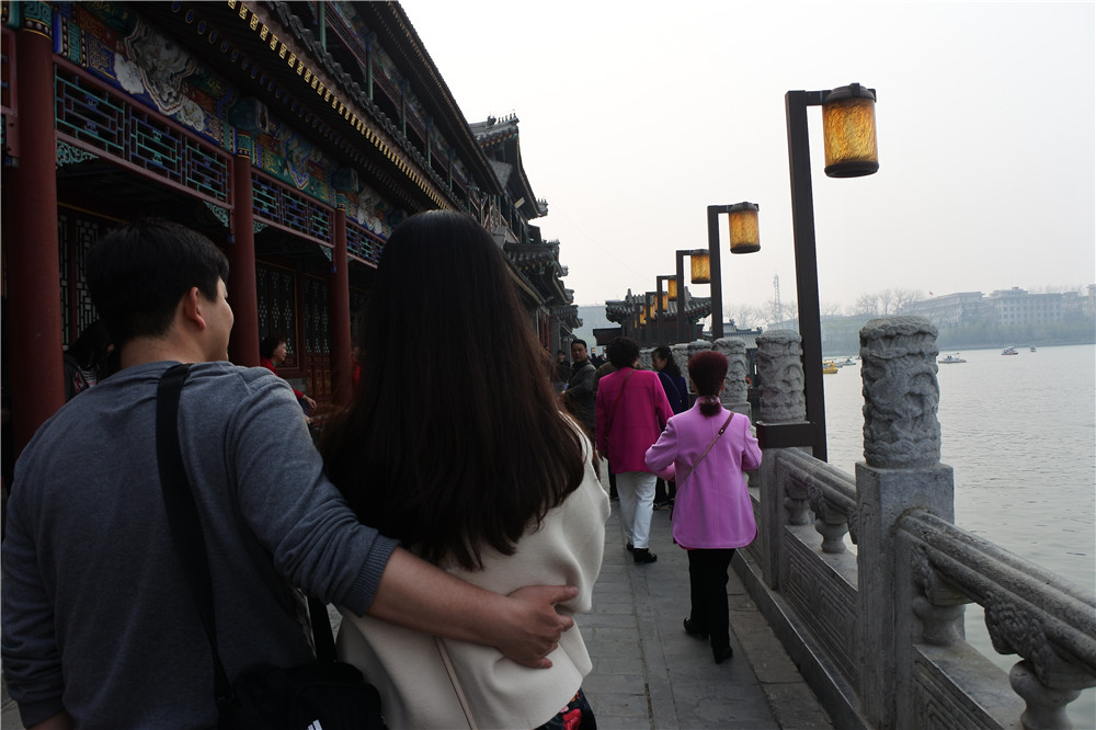 Пекин. 19 марта 2017 г. Парк Бэйхай. ЧУдное место для вечерних романтических прогулок, которые я и застал в первый день знакомства с городом.