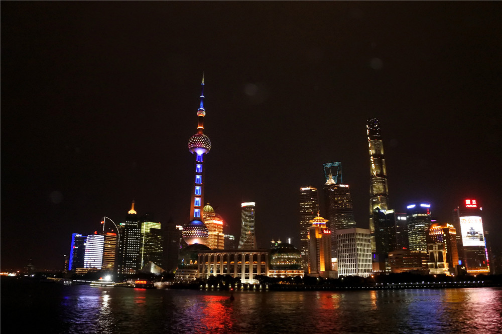 Шанхай. 28 марта 2017 г. Прогулка на вечернем кораблики завораживает набережной, где вальяжно устроились небоскребы.