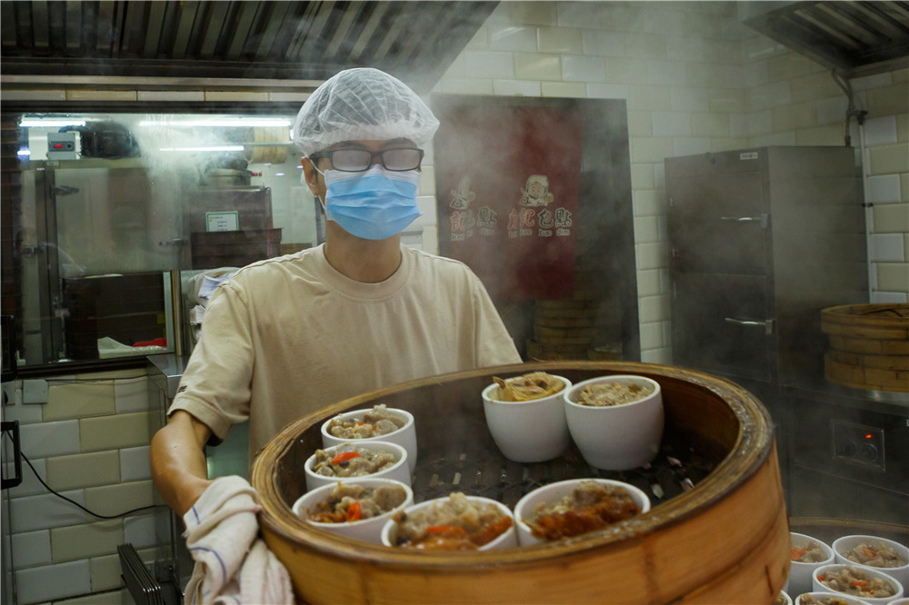"Профессионал"07.01.2016Гонконг. Работник одного из уличных кафе. 
