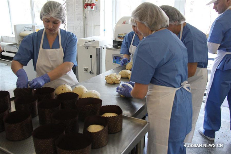 На хлебозаводе во Владивостоке освятили пасхальную хлебопекарную продукцию