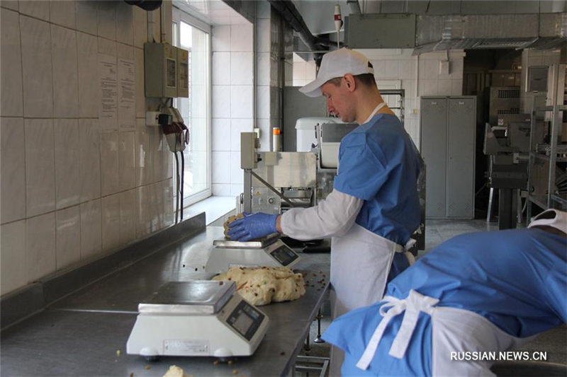 На хлебозаводе во Владивостоке освятили пасхальную хлебопекарную продукцию