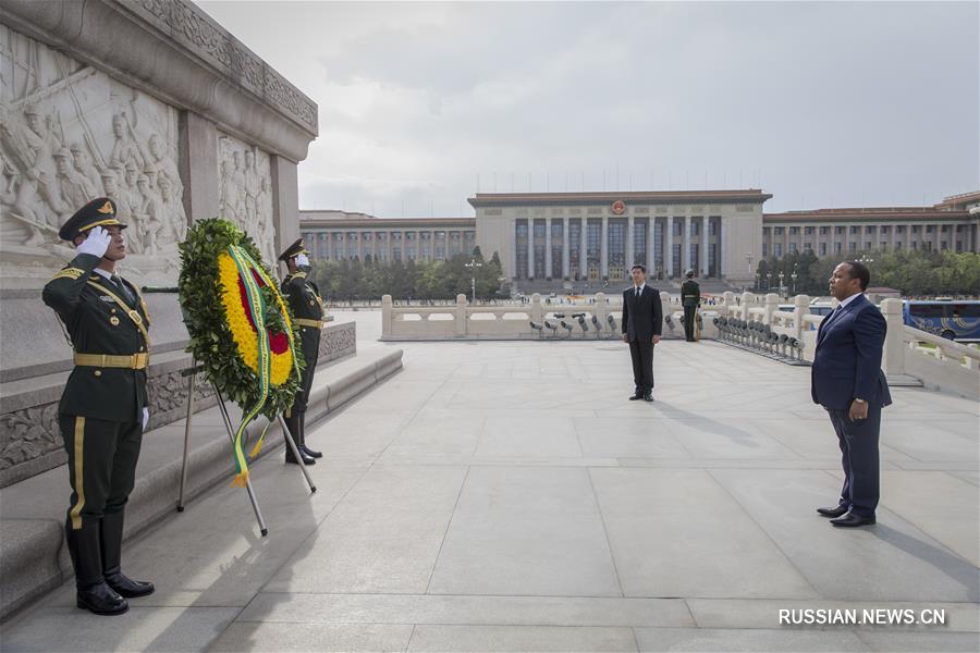 Премьер-министр Сан-Томе и Принсипи П.Тровоада возложил венок к Памятнику народным героям в китайской столице