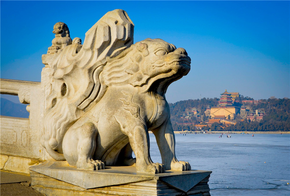 Пекин. Летний императорский дворец.Один из  544 мраморных львов на Семнадцати-арочном мосту. В длину мост 150 метров - это самый длинный мост во всех императорских садах Китая. Все львы в разных позах, а по концам моста стоят четыре бестии.