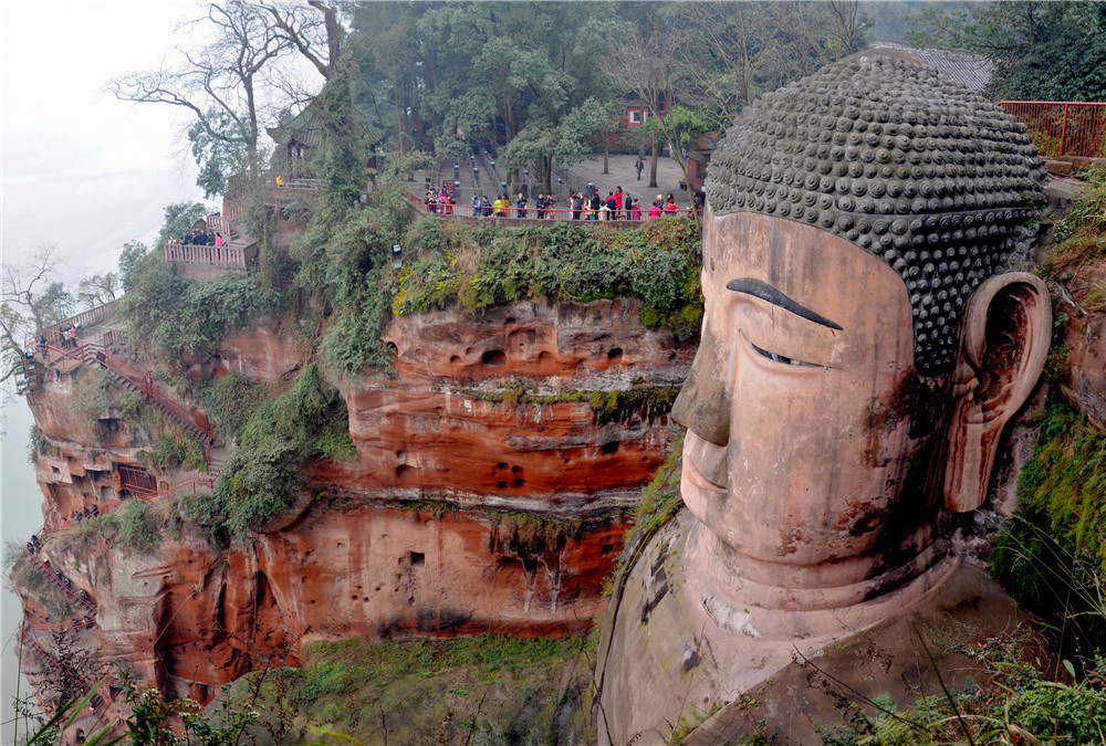 ЛэшаньСамая высокая статуя Будды на Земле, которая на протяжении тысячелетия была самой высокой скульптурой в мире.  