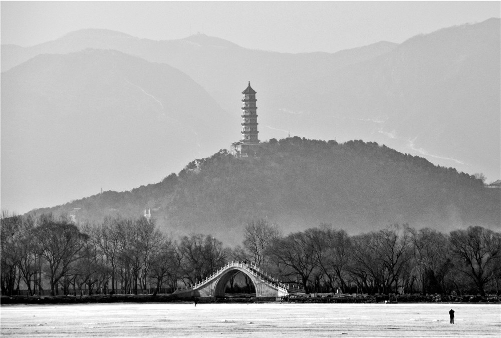 Пекин. Летний дворец императора. Мост Нефритового Пояса. Зимой по огромному озеру Куньмин можно свободно гулять во всех направлениях, что существенно сокращает время осмотра