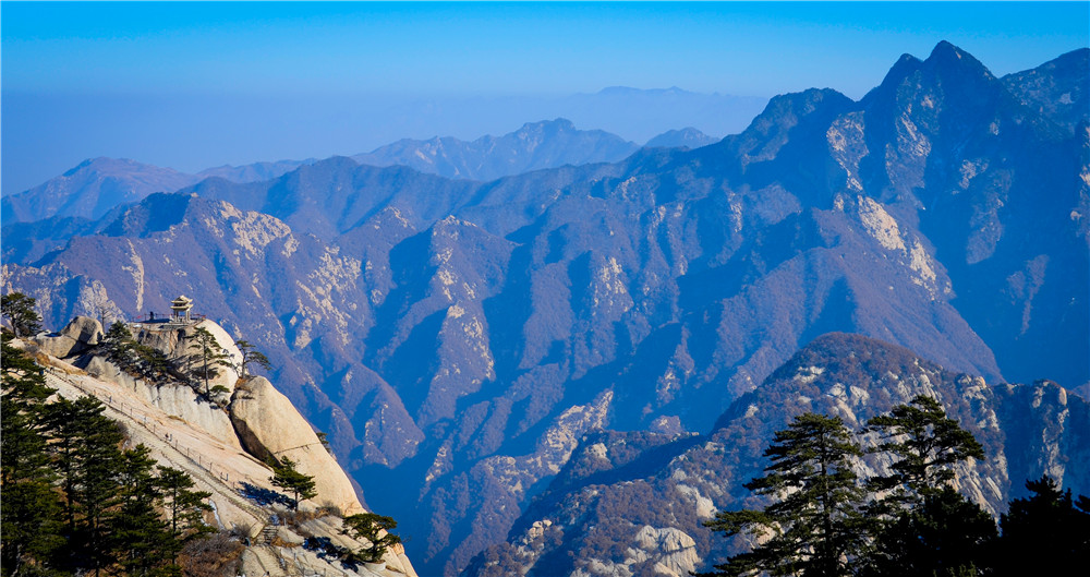 Священная гора Хуашань. «Если вы посетили пять священных гор Китая, то можете в другие горы не ходить, а если вы посетили Хуашань, то и остальные четыре вам ни к чему», — говорят китайцы