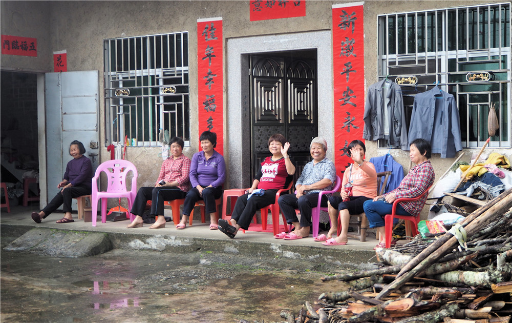 "Простое счастье" - Местные жители с улыбкой встречают инностранных гостей, которые впервые приехали в уезд Лухэ.Место: Шаньвэй, провинция Гуандун (апрель 2016 г.)