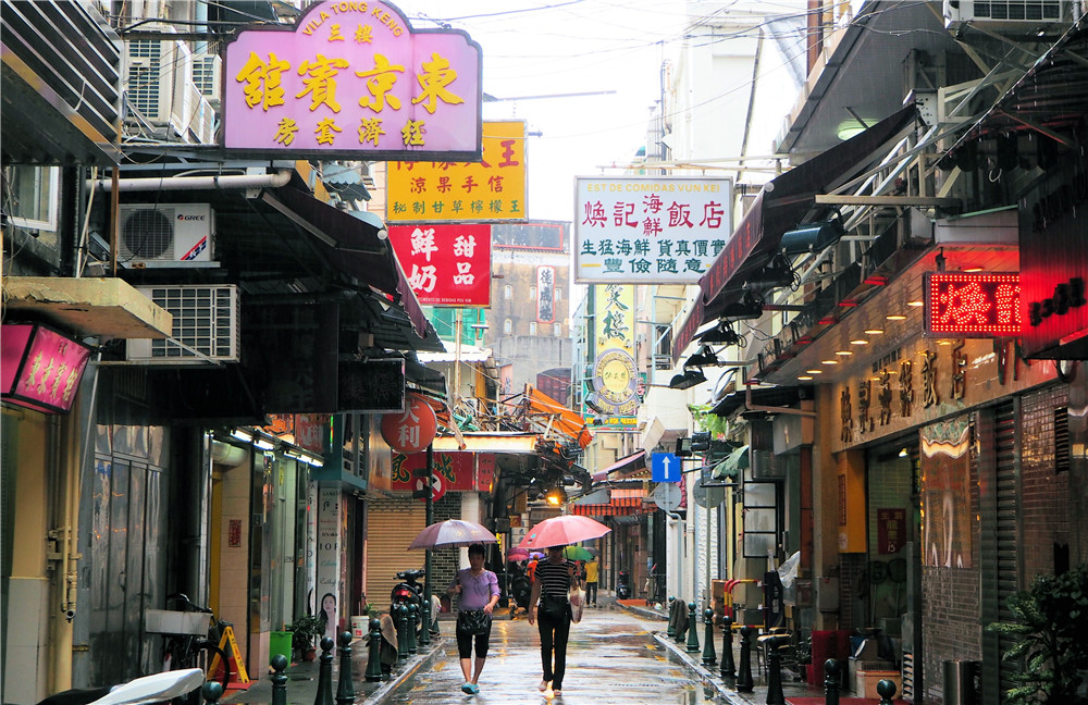 "Двое под дождем" - Прогулки по китайским улочкам в Макао.Место: Макао (октябрь 2015 г.)