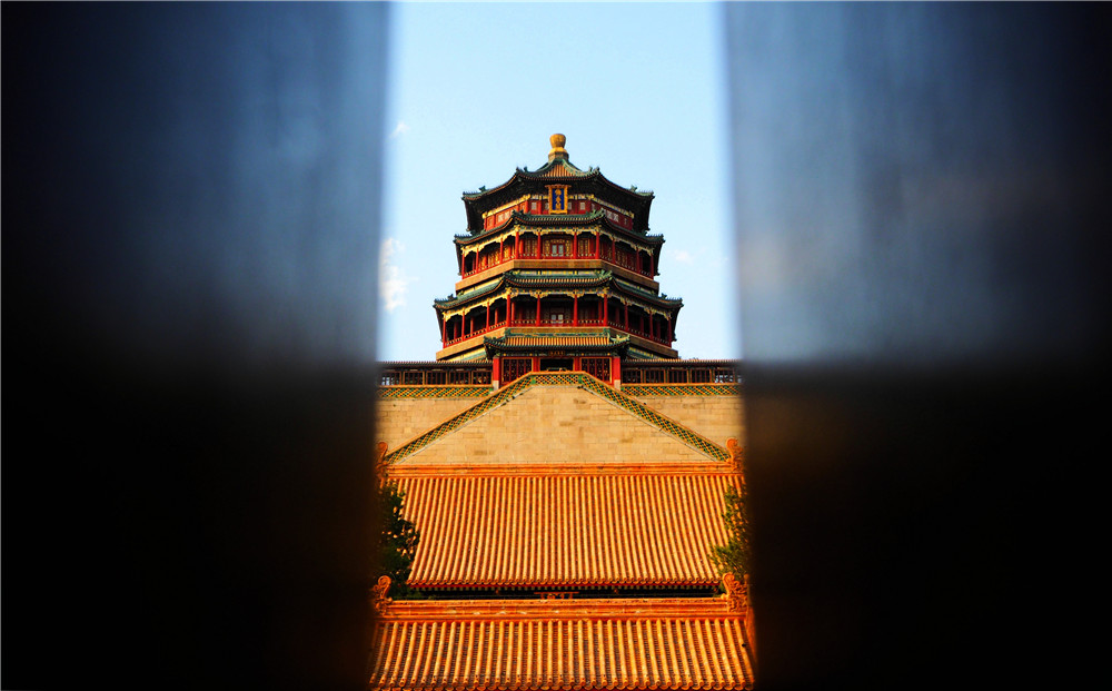 "Одним глазком на Башню ароматов Будды" После закрытия ворот любопытные туристы могут взглянуть на Башню через маленькую щель. Место: Пекин, парк Ихэюань (март 2016 г.)﻿