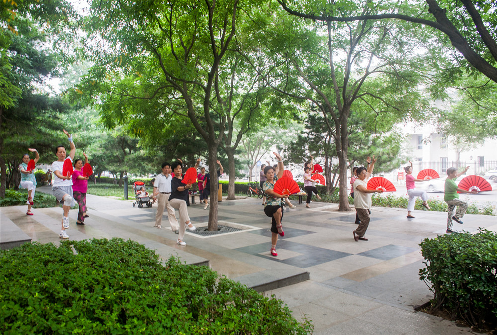 Пекин, 29 июля 2010 г. Улица Нанхейан.Утренние занятия традиционными китайскими танцами на улице Нанхейан в центрн Пекина.