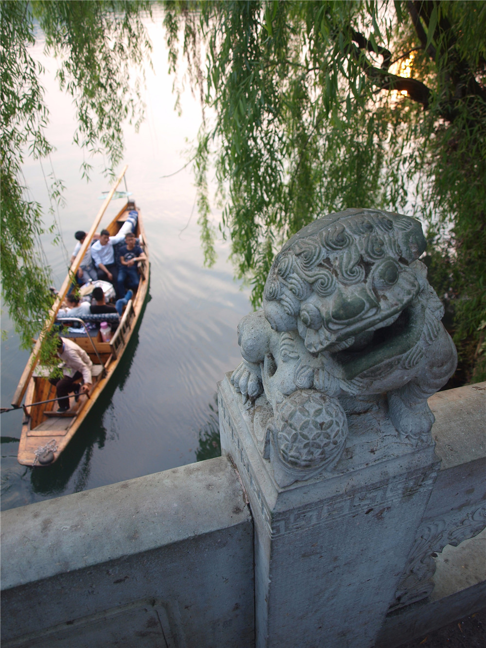  Озеро Сиху, г. Ханчжоу, весна 2016. Лодка под мостом. 